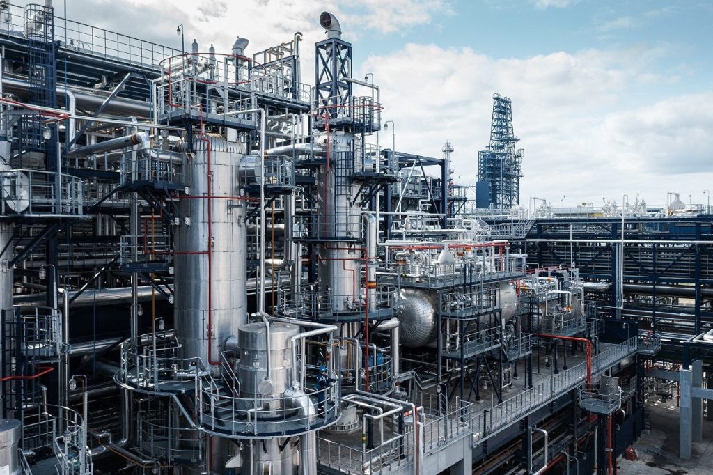 Бесшовные трубы для химической промышленности на фото